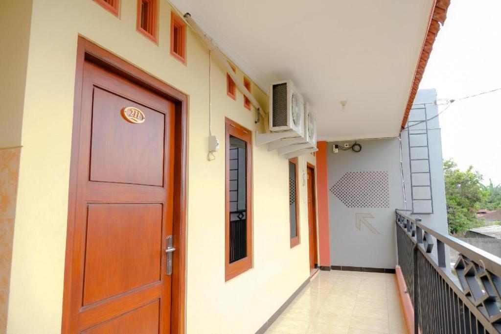 Oyo 2826 Panderman Residence Blitar Exterior photo